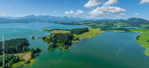 Fototapeta Naklejka Na Ścianę i Meble -  Ausblick vom Illasbergsee im Ostallgäu auf den Forggensee und den Alpenrand bei Füssen