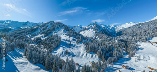 Wunderbare Gebirgslandschaft im winterlichen Kleinwalsertal bei Baad in Vorarlberg © ARochau