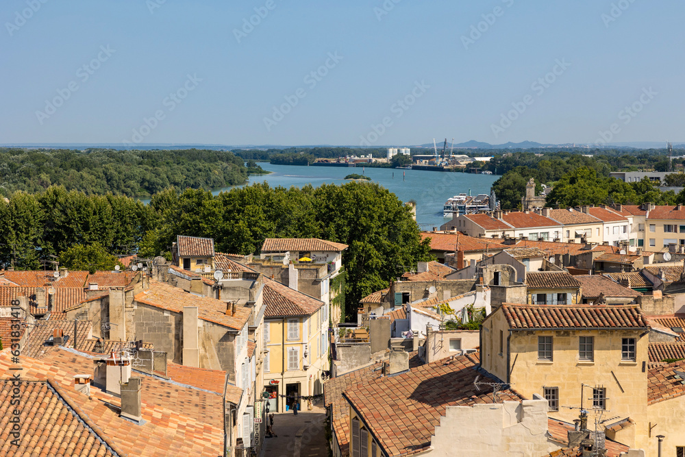 Vue sur le Rhône et les rues autour du Parvis des Arenoises depuis les arènes d’Arles