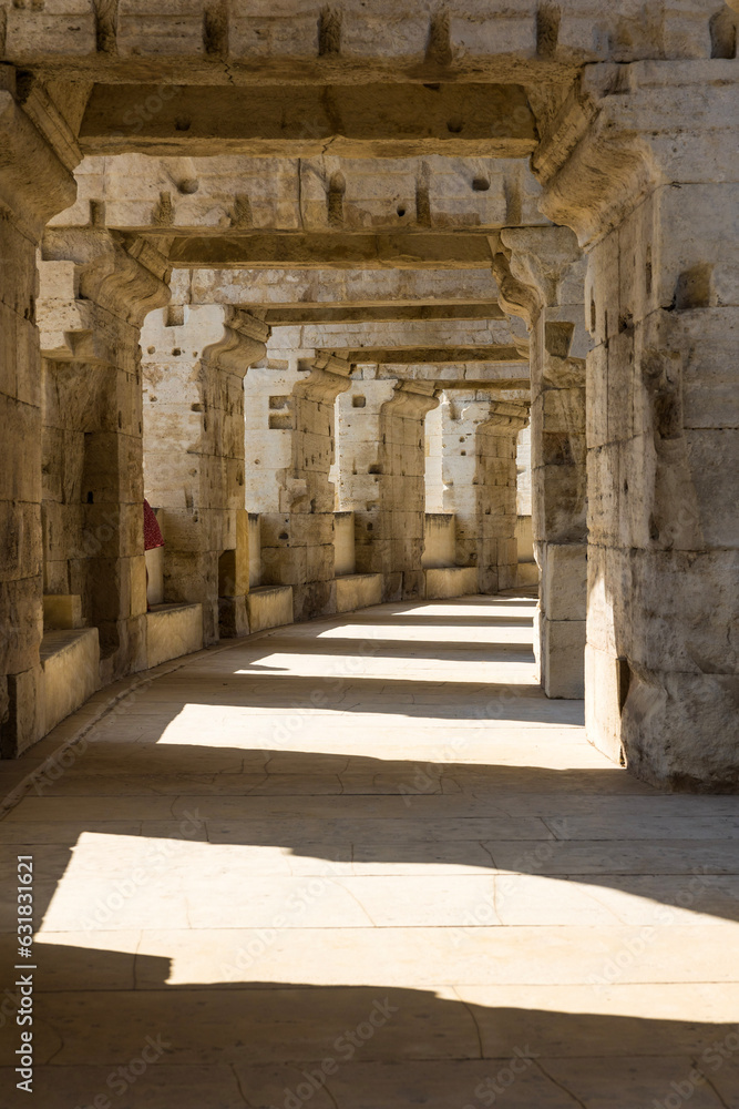 Galerie de circulation à l’intérieur des arènes d’Arles