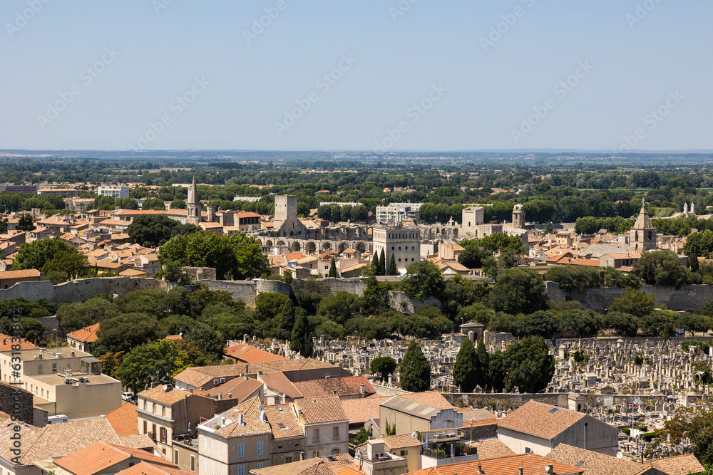 Vue sur le centre ancien d’Arles depuis le sommet de la tour du Luma