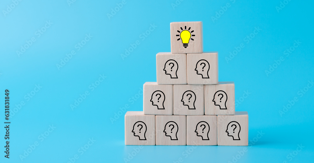 Obraz premium Creative idea and innovation concept with Wooden cubes with icon light bulb and human symbol on blue background.