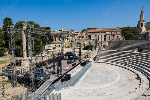 Théâtre antique d’Arles, en cours de préparation pour un nouveau spectacle, depuis les gradins