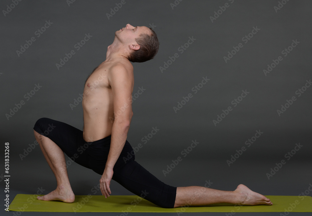 Obraz premium Man doing yoga in photo studio on isolated background. 