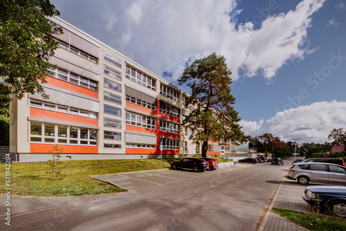 das Vico-von-Bülow Gymnasium mit einem Parplatz vor dem Eingang photo