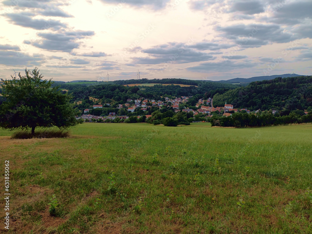 Blick auf den Ort Berschweiler in der Gemeinde Marpingen im Landkreis St. Wendel, Saarland vom Premium-Wanderweg Biberpfad.