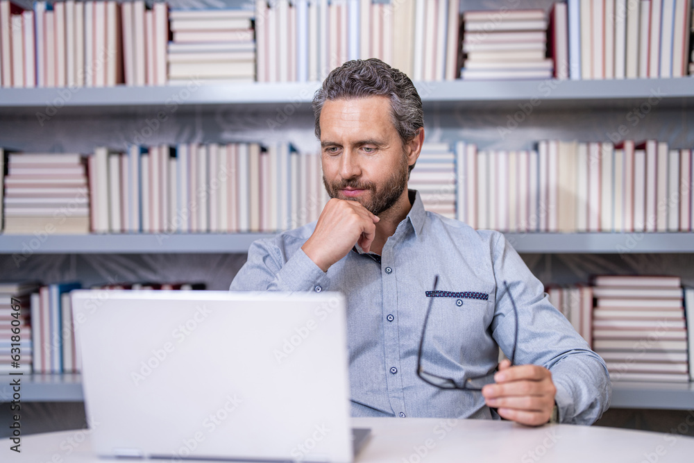 Naklejka premium remote education with video. business freelancer agent. Teacher of business school. Millennial teacher with laptop. online education lesson. elearning with school teacher. Critical thinking