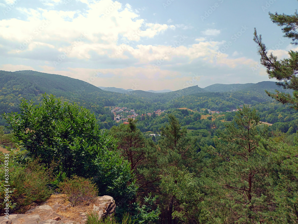Aussicht in den Pfälzerwald auf dem Premium-Wanderweg Rimbach-Steig, der in Darstein, Verbandsgemeinde Hauenstein, Landkreis Südliche Weinstraße, beginnt. Aussicht in den Pfälzerwald auf dem Premium-Wanderweg Rimbach-Steig, der in Darstein, Verbandsgemeinde Hauenstein, Landkreis Südliche Weinstraße, beginnt.