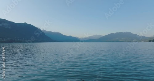 Pêcheur sur le lac d'Annecy, au lever du soleil