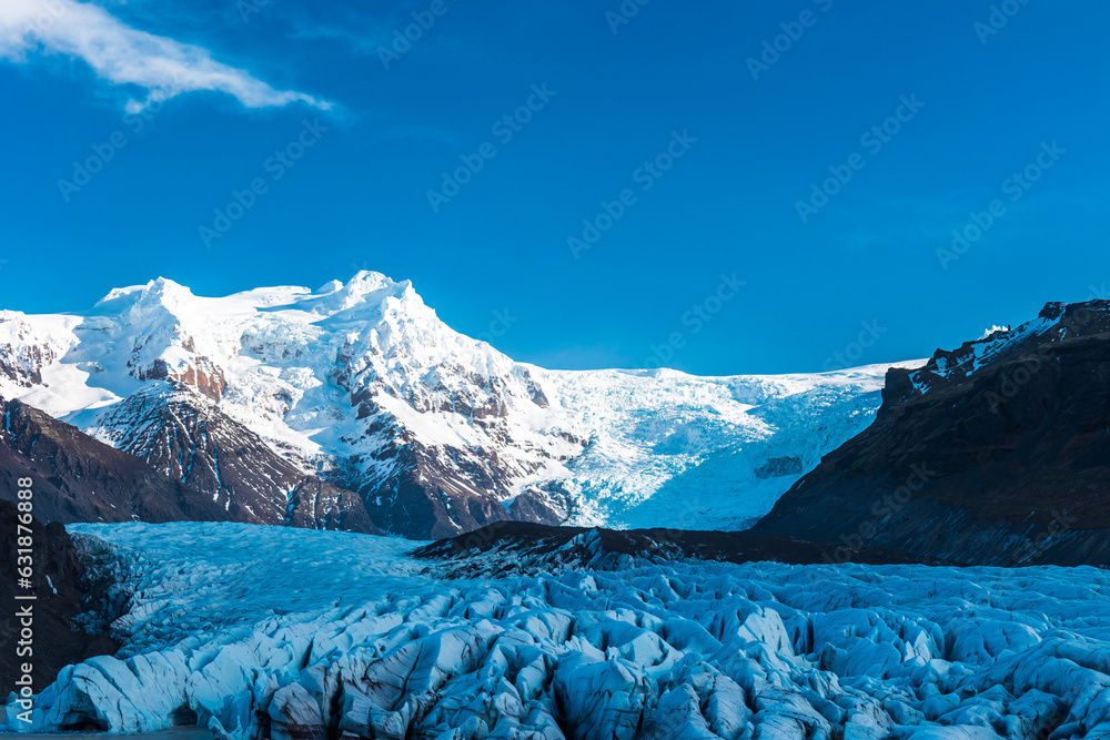 Svinafellsjokull glacier in a sunny day