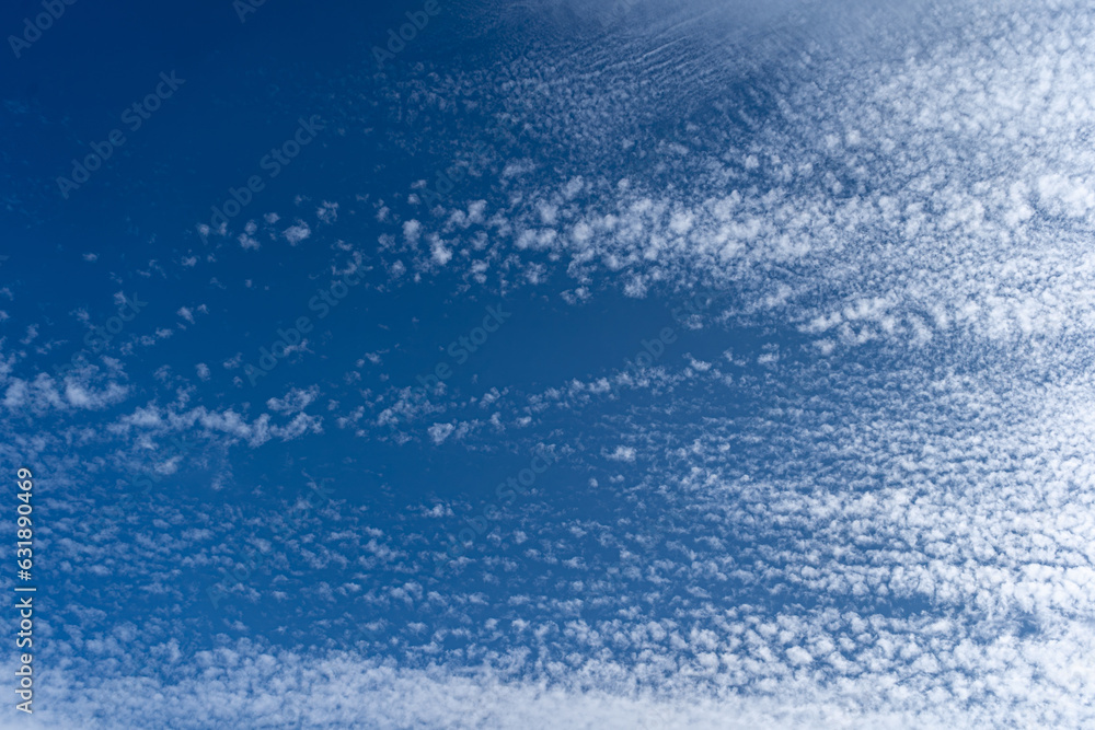 Obraz premium bautiful blue sky with some cirrocumulus clouds