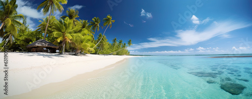 playa paradisiaca de arena blanca con cielo azul y palmeras, sobre fondo de cielo azul, nubes blancas y mar transparente