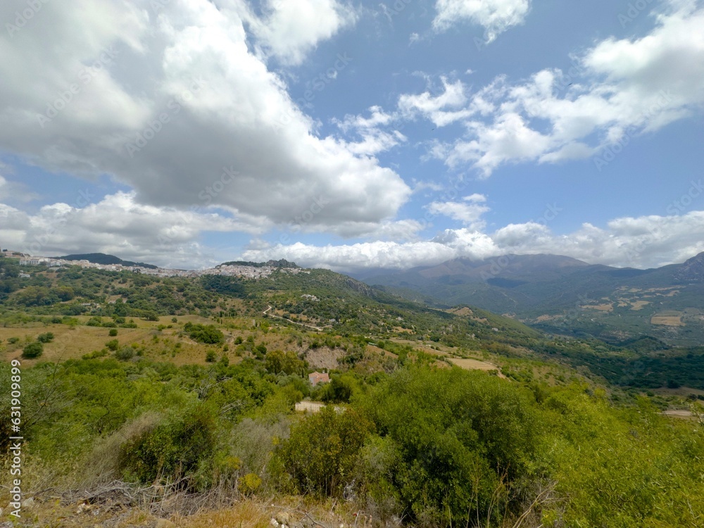 Blick über die hügelige andalusische Landschaft mit dem Bergdorf Gaucin, Paraje Natural Los Reales de Sierra Bermeja, Estepona, Andalusien, Malaga, Spanien