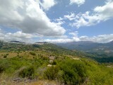 Blick über die hügelige andalusische Landschaft mit dem Bergdorf Gaucin, Paraje Natural Los Reales de Sierra Bermeja, Estepona, Andalusien, Malaga, Spanien