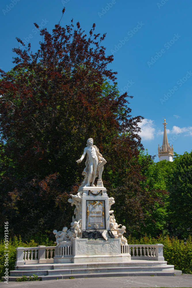 Fototapeta premium statue of a person