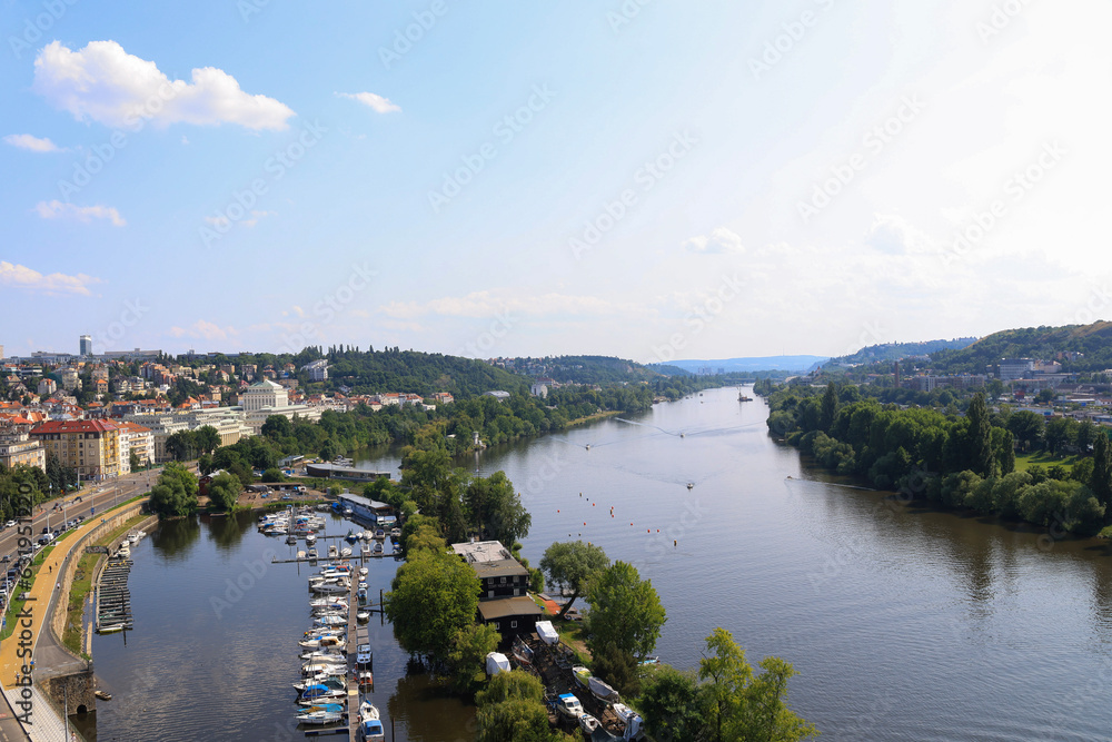 Paisaje del majestuoso rio Moldava en República Checa
