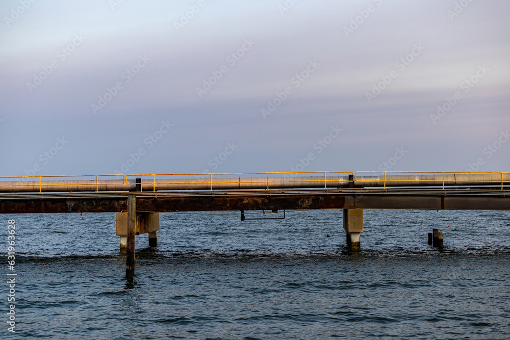 Obraz premium Piney Point, Maryland, USA A defunct and abandoned oil transportation terminal and pipeline in the Potomac River.
