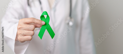 Foto Doctor with green Ribbon for world Mental Health Day, Liver, Gallbladders, bile duct, cervical, kidney Cancer and Lymphoma Awareness month