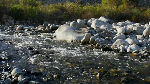 Río con poca agua calmada sin sonido en horizontal. photo