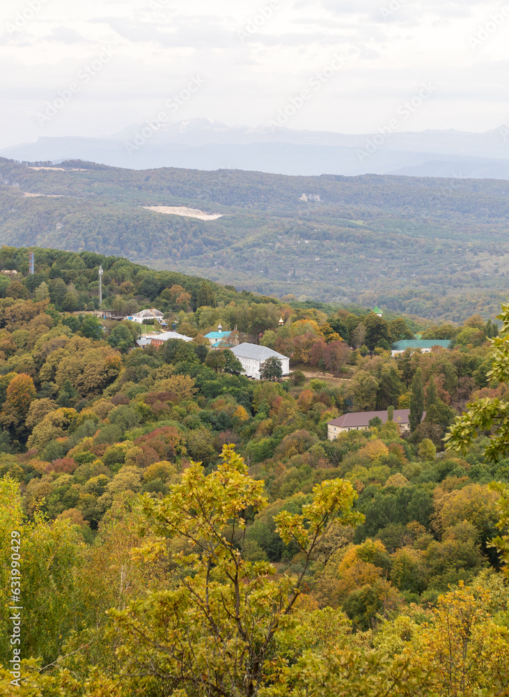 Obraz premium the beginning of autumn in the highlands, nature walks, panoramic views of the mountains, routes and recreation in the mountains.