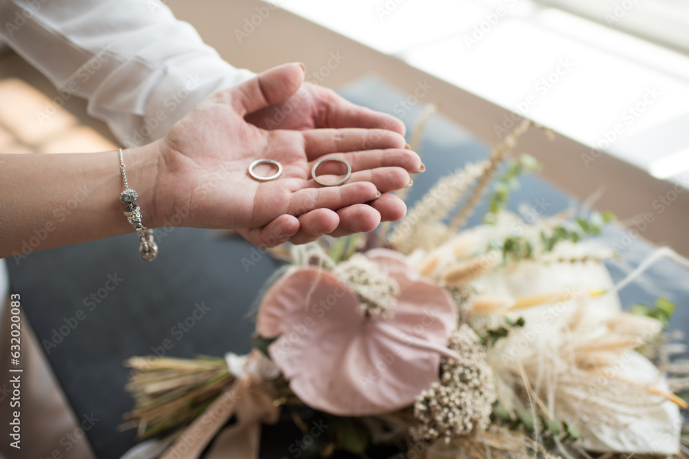 Obraz premium bride and groom holding hands