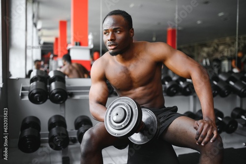 Fototapeta Naklejka Na Ścianę i Meble -  Young athletic African American man in the gym