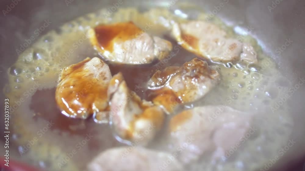 居酒屋の厨房|肉を炒めてソースを掛ける 居酒屋の厨房|肉を炒めてソースを掛ける