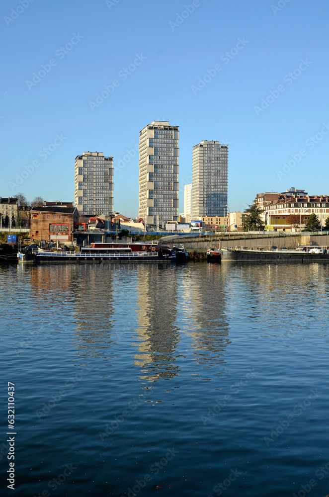 Obraz premium péniche, la seine, Choisy le Roi, région Ile de France, 94, Val de Marne, France