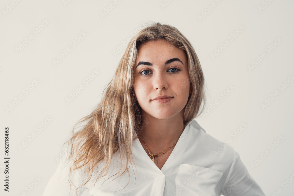Obraz premium Close up overjoyed woman laughing, sitting on couch at home, head shot portrait young female chatting online with friends or relatives, looking at camera, having fun, making call or shooting video.