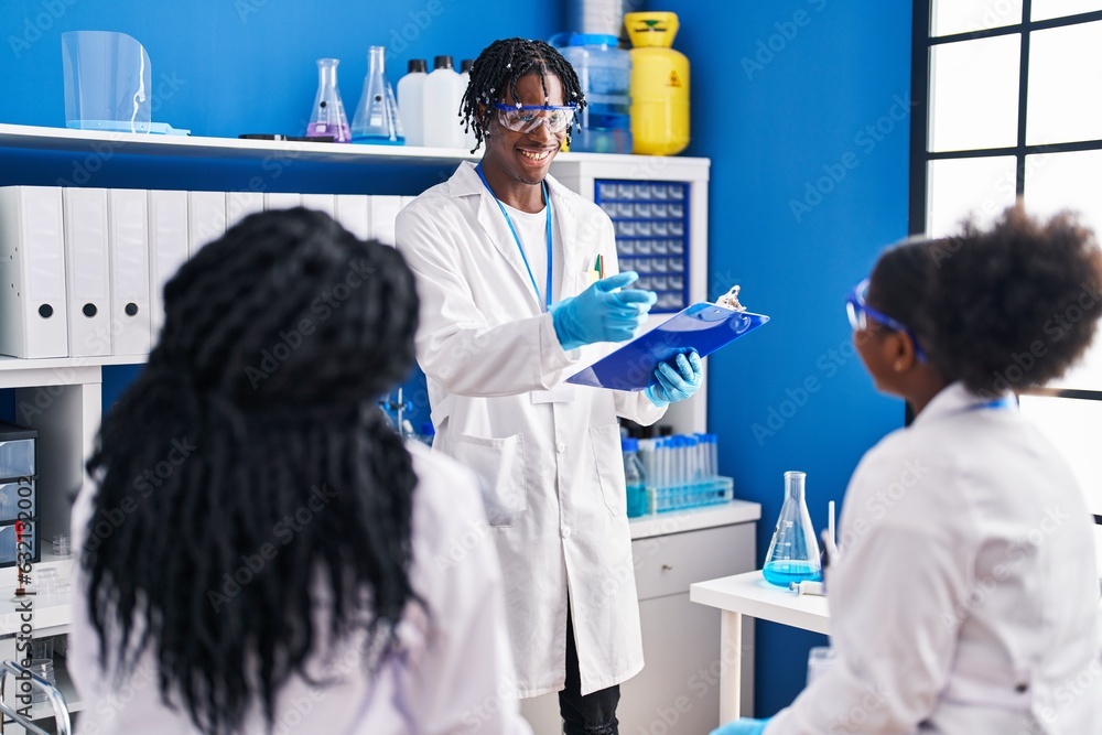 Obraz premium African american friends scientists explaining experiment at laboratory