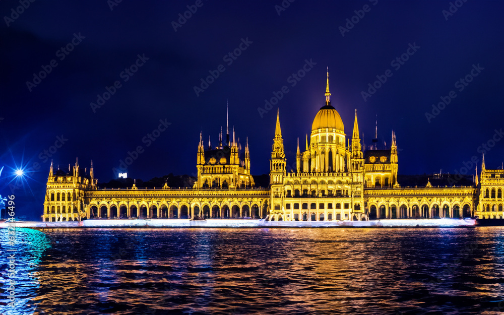 Fototapeta premium Majestic architecture illuminated by street lights at dusk