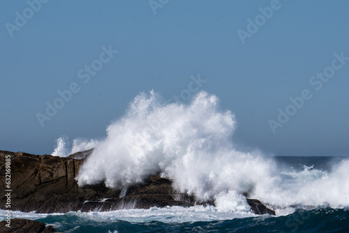 Olas chocando contra las rocas