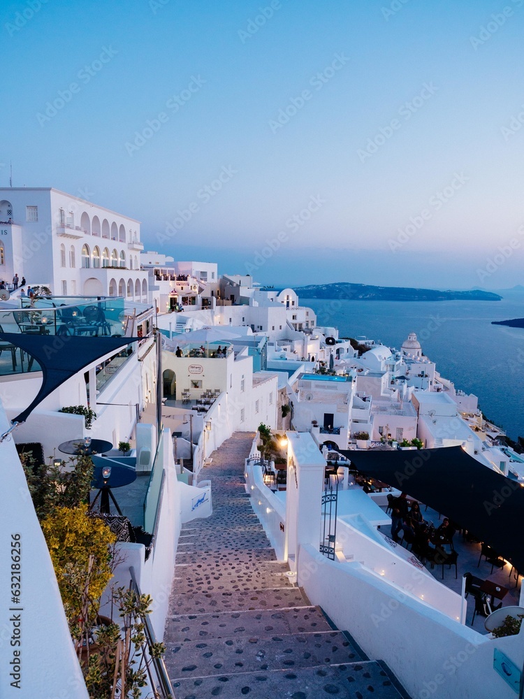Obraz premium Vertical high angle shot of the white buildings in Santorini, Greece