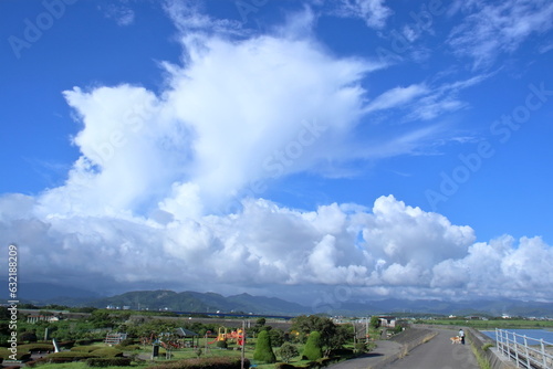 南国市久枝海岸堤防　夏の風景　（高知県　南国市　トリム広場） © mitumal 