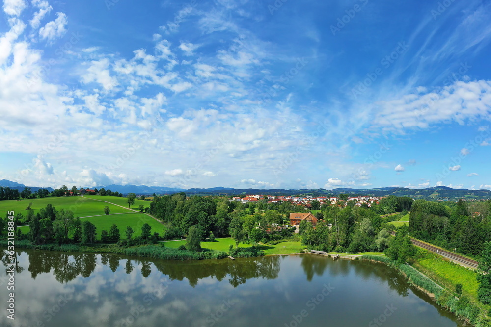 Luftbild vom Bachtelweiher bei Kempten mit Blick auf die Allgäuer Alpen ...