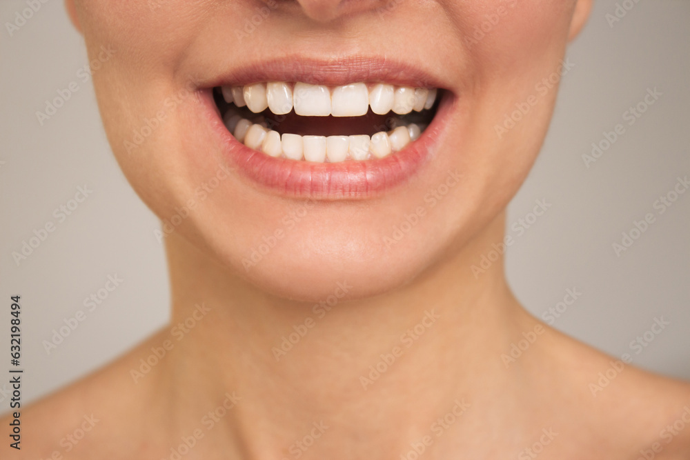 Obraz premium close-up photo of beautiful natural smooth white female teeth. Dentistry and orthodontics. The result of bite correction. the concept of medicine and healthcare.