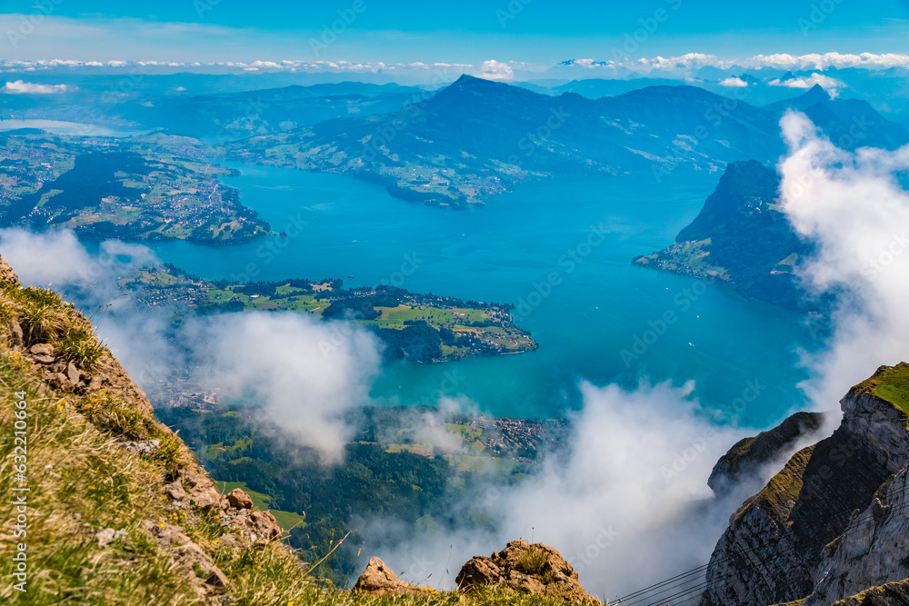Φωτογραφία Picturesque view of Lake Lucerne (Vierwaldstättersee) from the Oberhaupt summit, one of the peaks of the famous Mount Pilatus