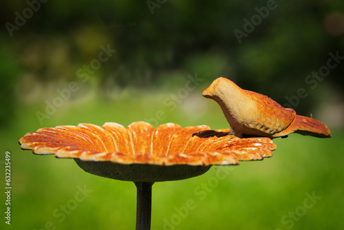 Fotografia rusty bird drinker as garden decoration