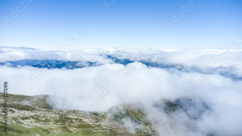 Visualizando un mar de nubes en plena montaña © TORI