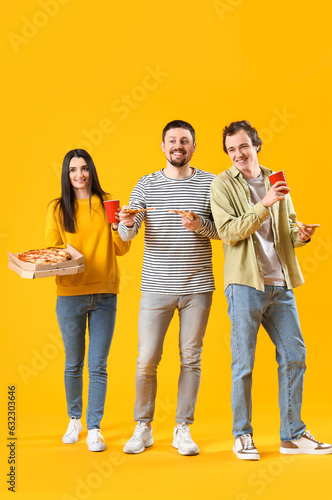 Happy friends with tasty pi...