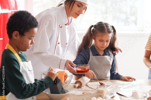 Female chef with group of l...