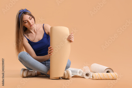 Young woman with wallpaper ...