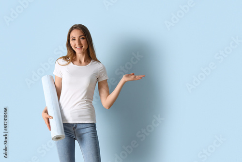 Young woman with wallpaper ...