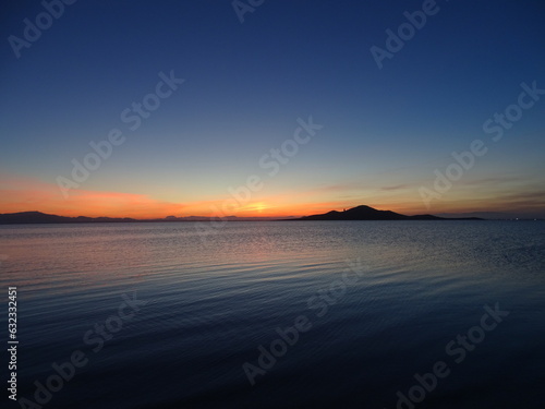 Una bonita puesta de sol, con la Isla del Barón de fondo, en La Manga, Cartagena (España)