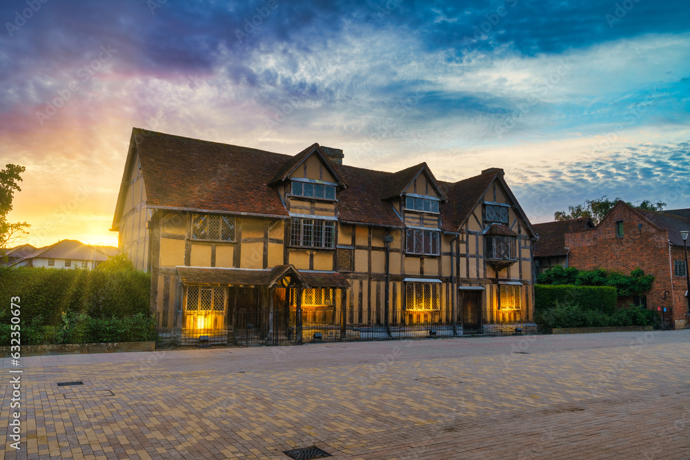 Φωτογραφία William Shakespeares birthplace place at sunrise located at Henley street in Str