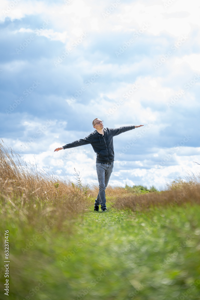 Jeune homme heureux dans un chemin dans la nature Jeune homme heureux dans un chemin dans la nature