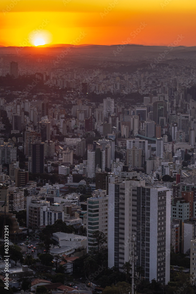 pôr do sol visto a partir do mirante das Mangabeiras, na cidade de Belo Horizonte, Estado de Minas Gerais, Brasil