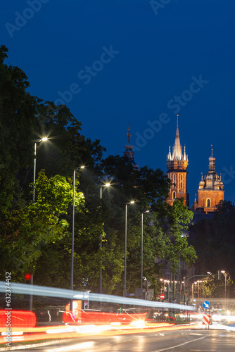 Wieża mariacka w krakowie. Bazylika mariacka. Droga z wieżami. Dwie wieże. Latarnie miejskie. St. Mary's Tower in Krakow. St. Mary's Basilica. Road with towers. Two towers. City lanterns.