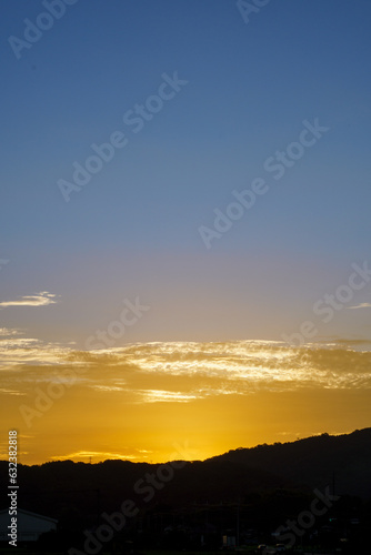朝日が昇る朝焼けの風景 © hakuto