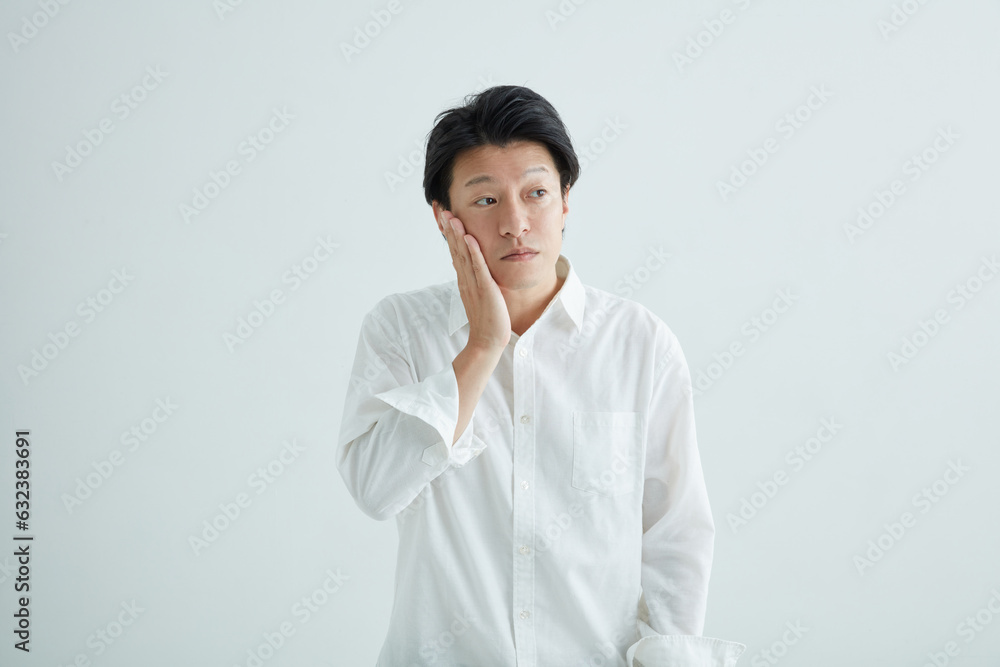肌荒れに悩む男性 man suffering from dry skin 肌荒れに悩む男性 man suffering from dry skin